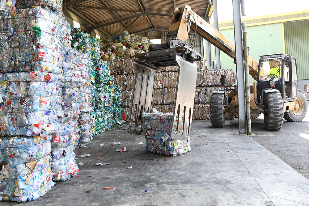 Centre de tri et des emballages en ariege, chariot telescopique a pinces