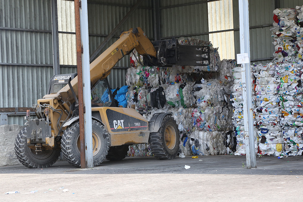 Centre de tri et des emballages en ariege, rangement hangar de stockage des balles