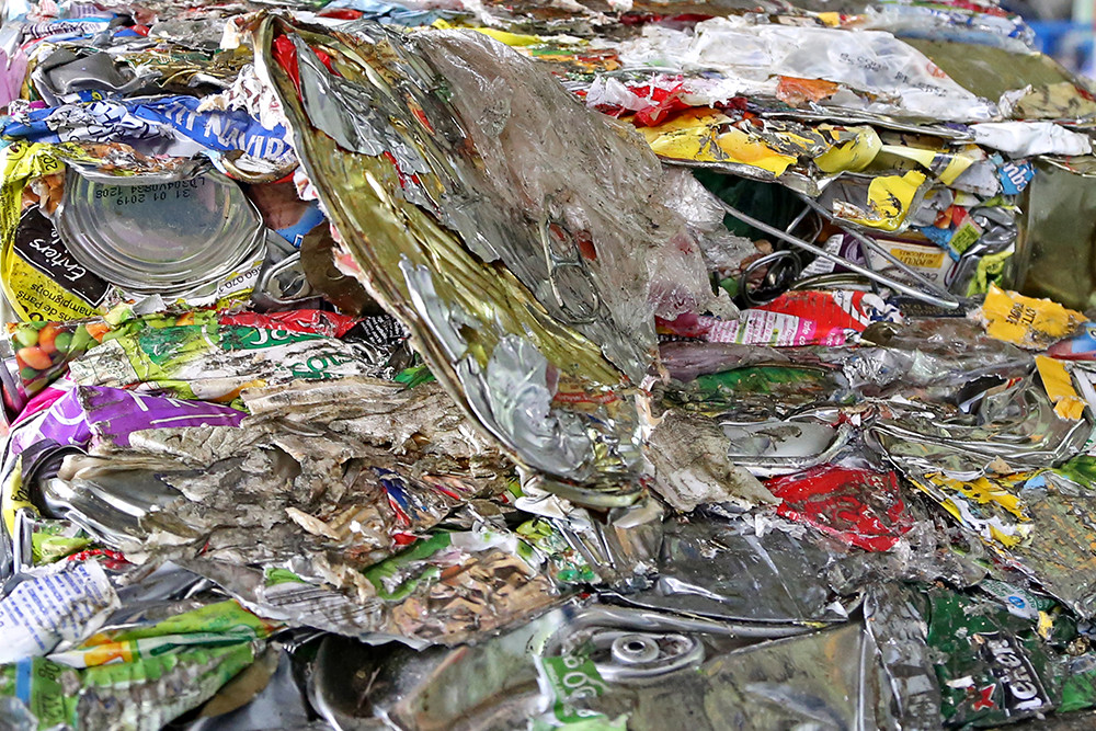 Centre de tri et des emballages en ariege, tri aluminium sur convoyeur avant compactage