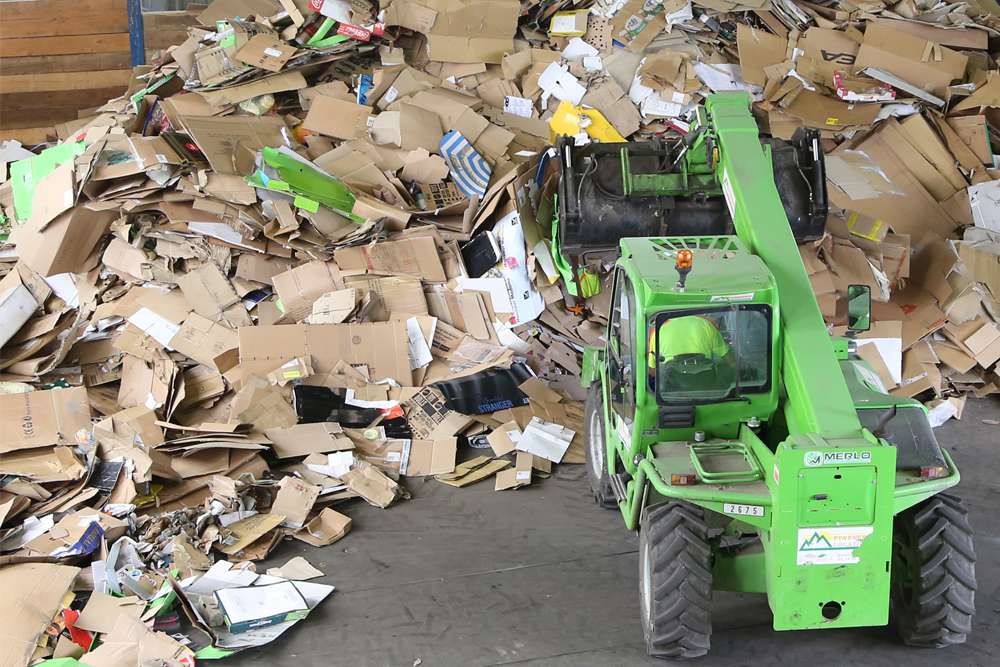 Tri 09, chargement du convoyeur en cartons