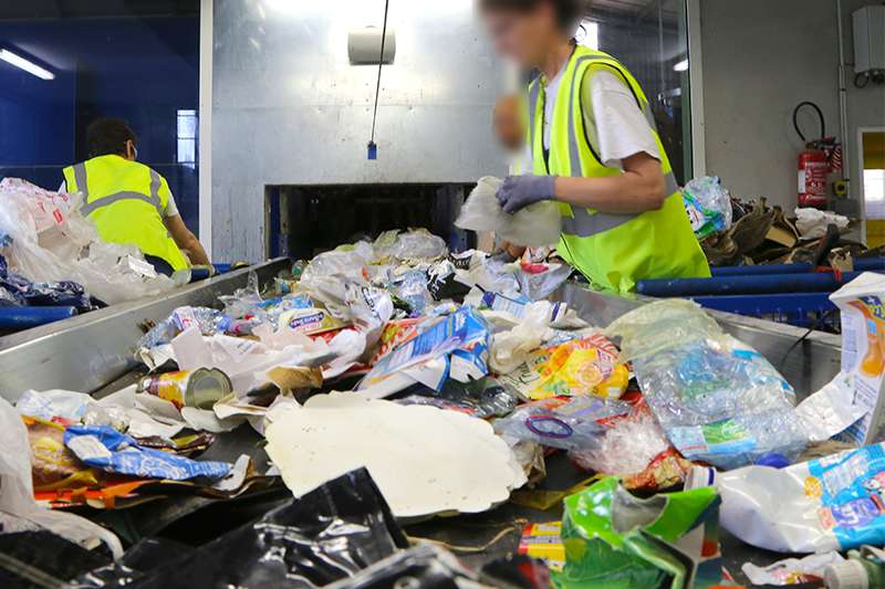Centre de tri et des emballages en ariege, table de pré-tri
