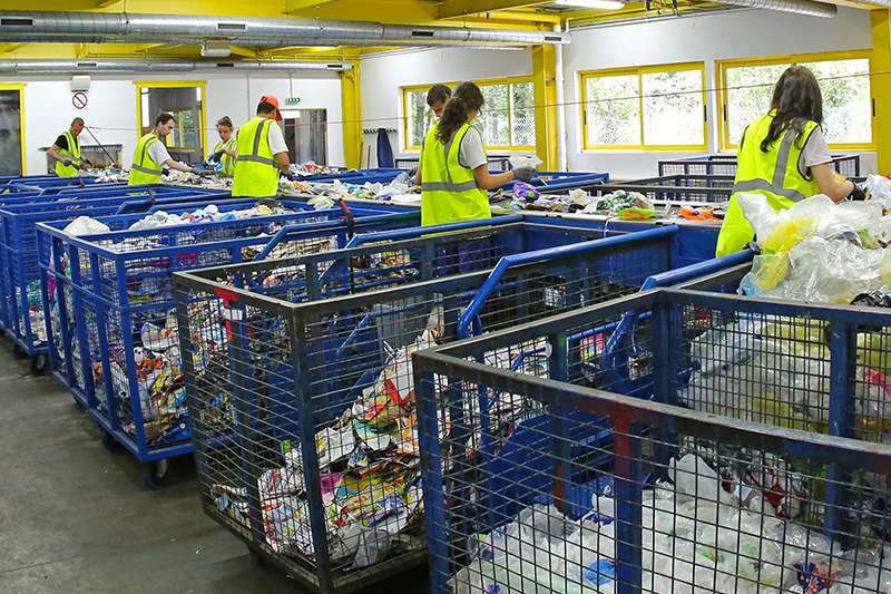 Centre de tri et des emballages en ariege, table de tri