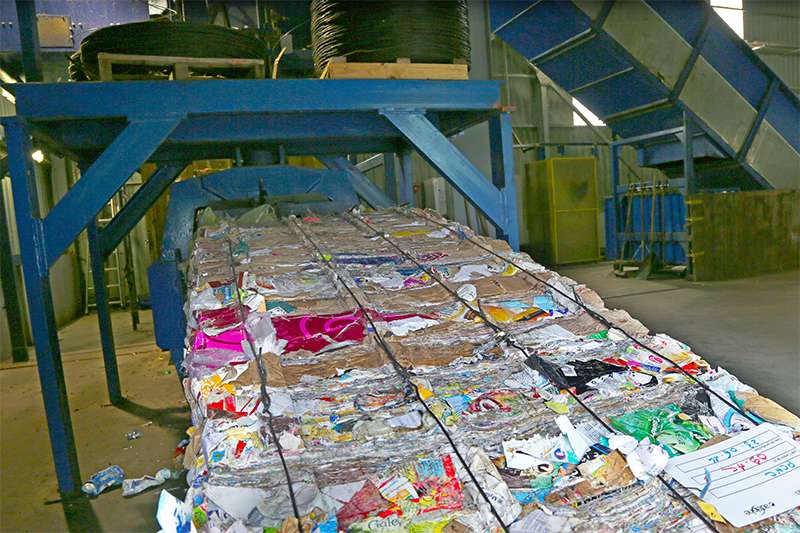 Tri 09, centre de tri en ariege, presse balles