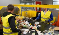 Tri des emballages en Ariège. Contrôle qualité manuel